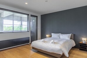 Deluxe Chalet | 4 bedrooms, iron/ironing board, free WiFi