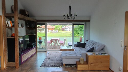 Charming, spacious vacation apartment near the lake