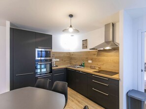 Fridge, microwave, oven, stovetop - Cozy T3 Apartment in Cauterets, Sleeps 8, Balcony & Ski Nearby (Cauterets)