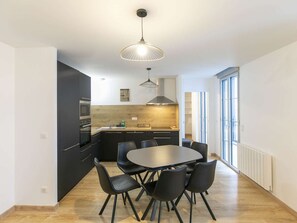 Dining - Cozy T3 Apartment in Cauterets, Sleeps 8, Balcony & Ski Nearby (Cauterets)