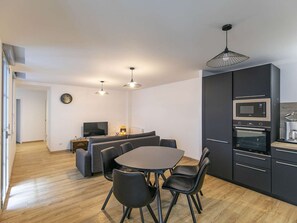 Interior - Cozy T3 Apartment in Cauterets, Sleeps 8, Balcony & Ski Nearby (Cauterets)