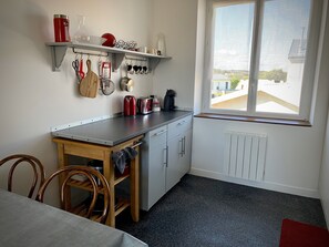 ثلاجة، ميكروويف، فرن، موقد طهي مسطح