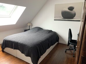 2 عدّة غرف نوم ومكتب ومكواة/لوح كي وسرير سفر