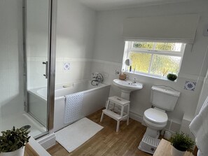 House | Bathroom | Separate bathtub and shower, deep-soaking bathtub, towels - 5 Bedroom, 4 Bathroom, Gym, Playroom, Country Home (Royal Leamington Spa)