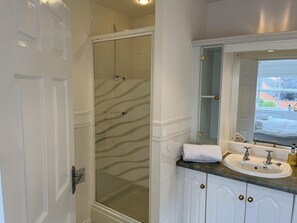 Ferienhaus | Badezimmer | Badewanne und Dusche (separat), Komfortbadewanne, Handtücher