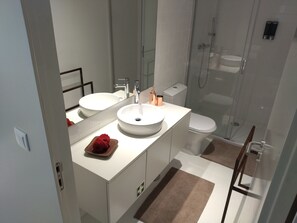 Douche, sèche-cheveux, serviettes fournies, savon
