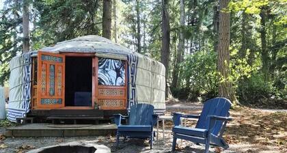 Prism Yurt | Cedar Hot Tub | 1 hr Mt Rainier