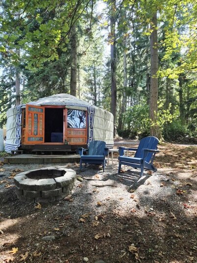Prism Yurt | Cedar Hot Tub | 1 hr Mt Rainier