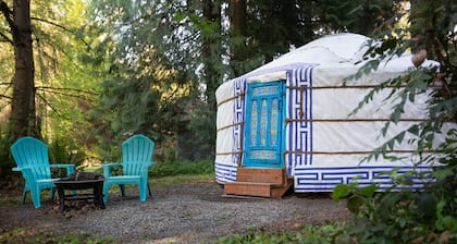 Celestial Yurt | Cedar Hot Tub | 1 hr to Skiing & Mt Rainier