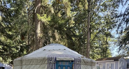 Celestial Yurt | Cedar Hot Tub | 1 hr to Skiing & Mt Rainier