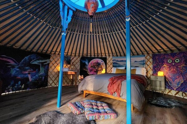 1 bedroom, desk, WiFi, bed sheets