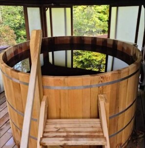 Bañera de hidromasaje al aire libre