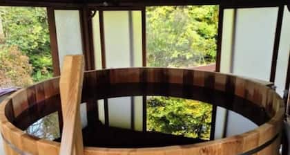 Heart Yurt | Cedar Hot Tub | 1 hr to Skiing & Mt Rainier