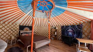 1 bedroom, desk, WiFi, bed sheets