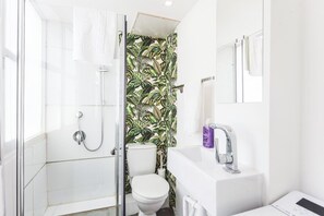 经典公寓 | 浴室 | 淋浴设施、吹风机、毛巾