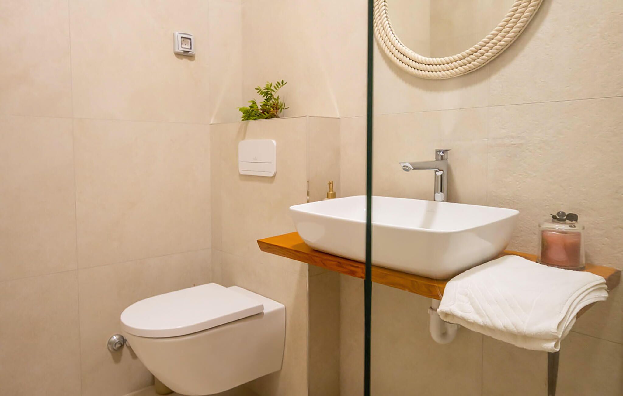 Un bagno moderno con un WC, un lavandino e una doccia.