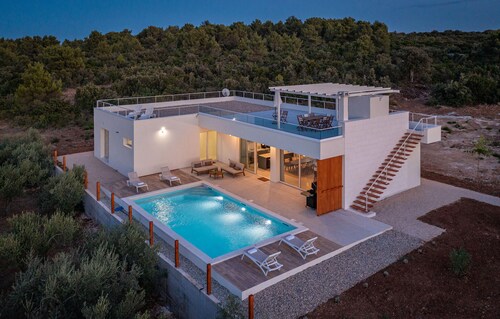 Cozy home in Otok Babac with private swimming pool, can be inside or outside