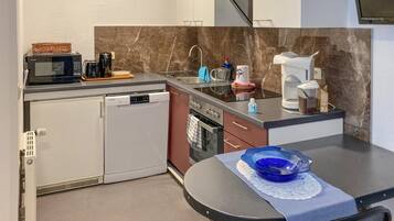 Refrigerador, placa de cocina, lavavajillas, cafetera/tetera