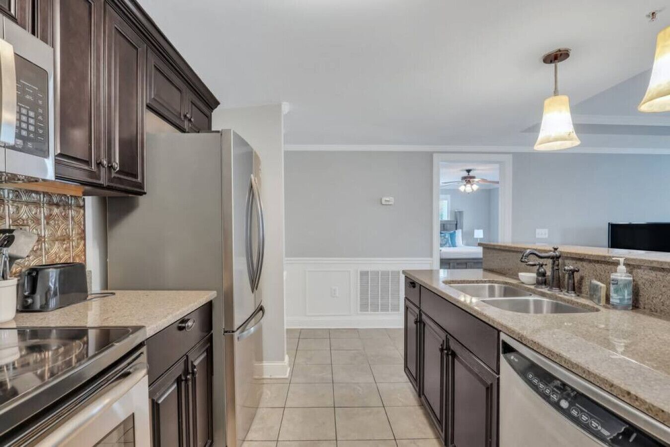 Een koelkast, een magnetron, een oven, een kookplaat