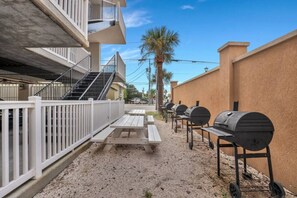 Eine Terrasse mit Sitzgelegenheiten und Grillmöglichkeiten.