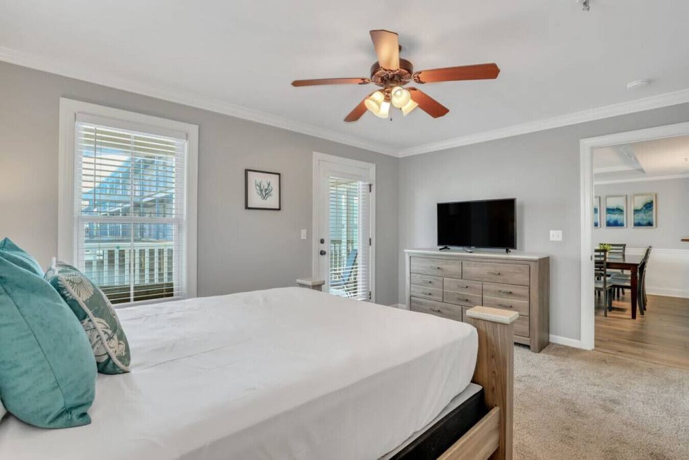 3 slaapkamers, een bureau, een strijkplank/strijkijzer, wifi