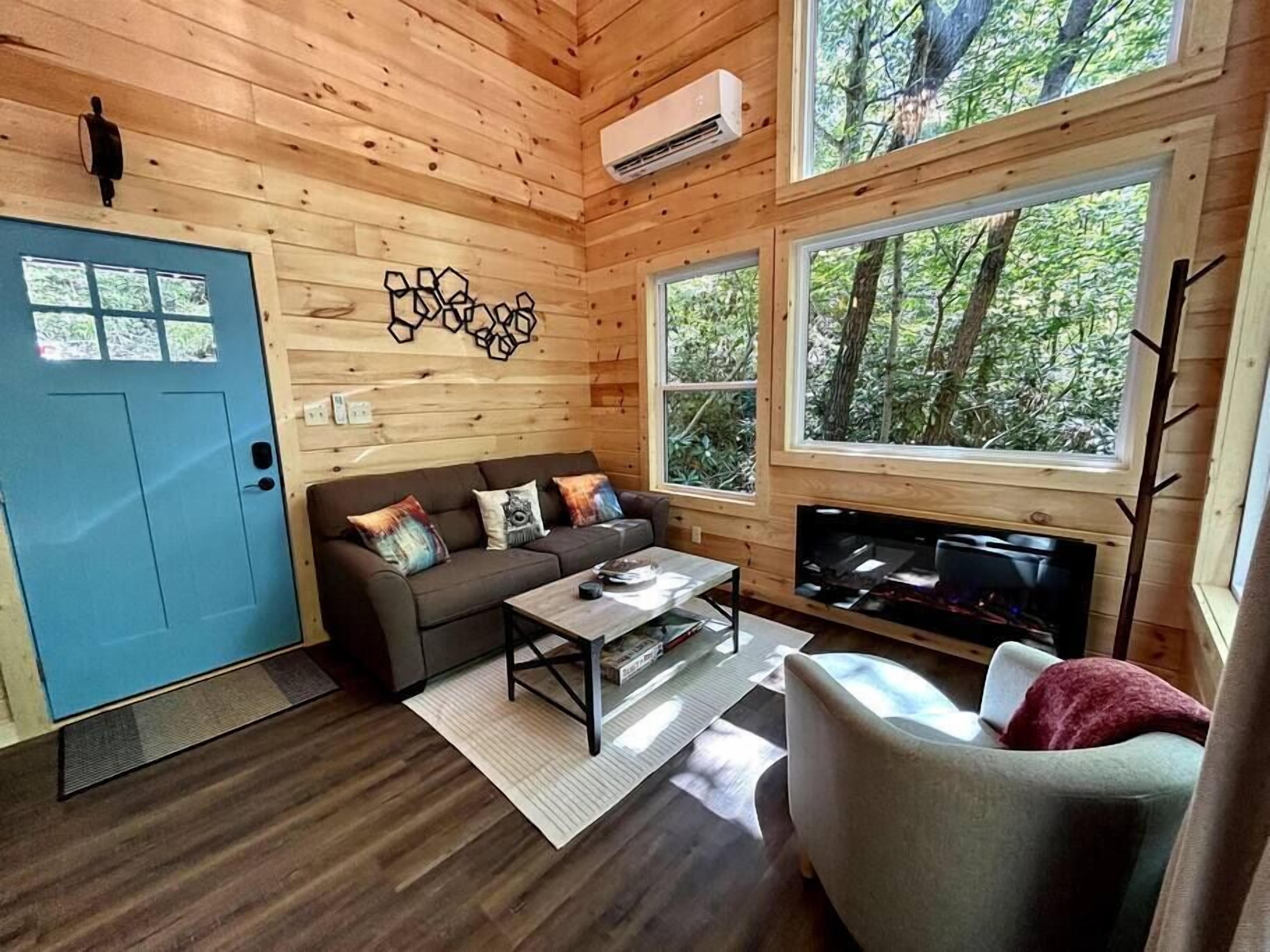 Boxcar Cabin - Hot Tub, Fire Pit, Train-theme Stay - Slade, KY