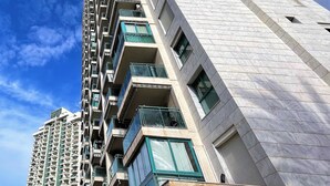 Un edificio alto con varios balcones y un cielo despejado.