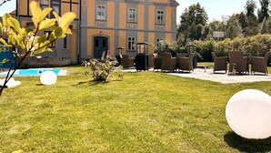 A building with a large lawn, outdoor furniture, and a pool. - Villa Hänsch (Grossschoenau)