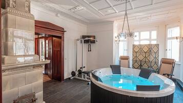 Indoor spa tub