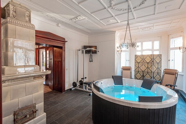 Indoor spa tub