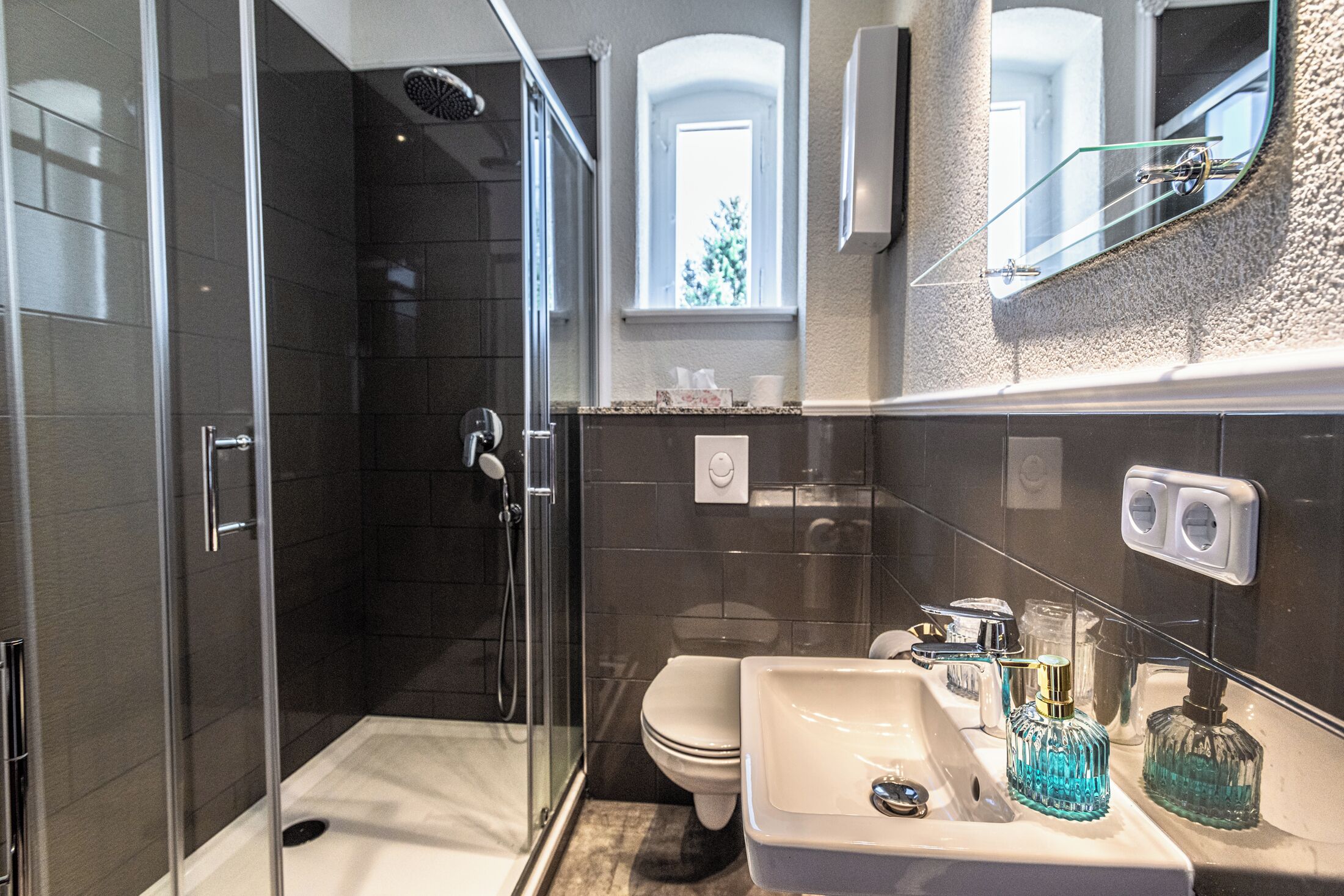Apartemen Junior | Kamar mandi | Shower, pancuran hujan, pengering rambut, dan handuk