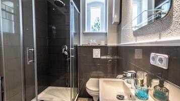 Apartemen Junior | Kamar mandi | Shower, pancuran hujan, pengering rambut, dan handuk