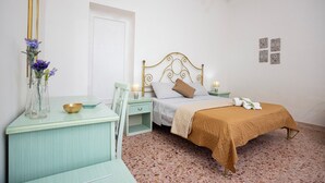 A bedroom with a bed, bedside tables, a desk, and a chair. - SALUTAMU (Misiliscemi)