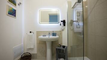 Assabinidica - Junior Suite | Banheiro | Produtos de toalete grátis, secador de cabelo, roupões de banho