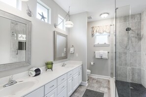 Badewanne, Haartrockner, Handtücher