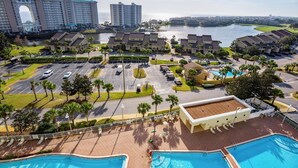 Un resort con varias edificaciones, estacionamiento y zona de piscina.