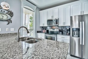 ثلاجة، ميكروويف، فرن، موقد طهي مسطح