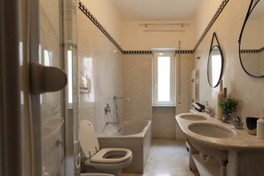Boblebadekar, hårtørrer, bidet, håndklæder