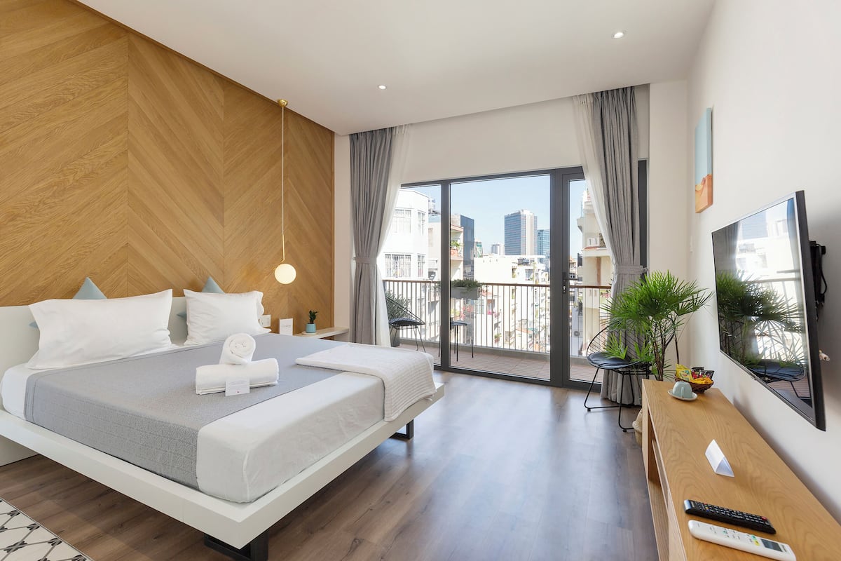 Estudio panorámico, para no fumadores, vista a la ciudad | Minibar, escritorio, cortinas blackout y insonorización