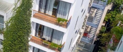 Vista frontal de la propiedad