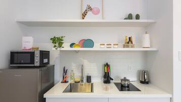 Lemari es, microwave, kompor, dan peralatan masak/sendok-piring