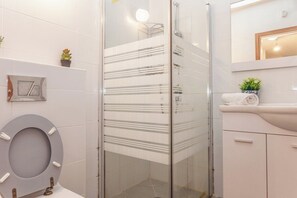 Apartamento urbano | Banheiro | Chuveiro, secador de cabelo, toalhas de banho 
