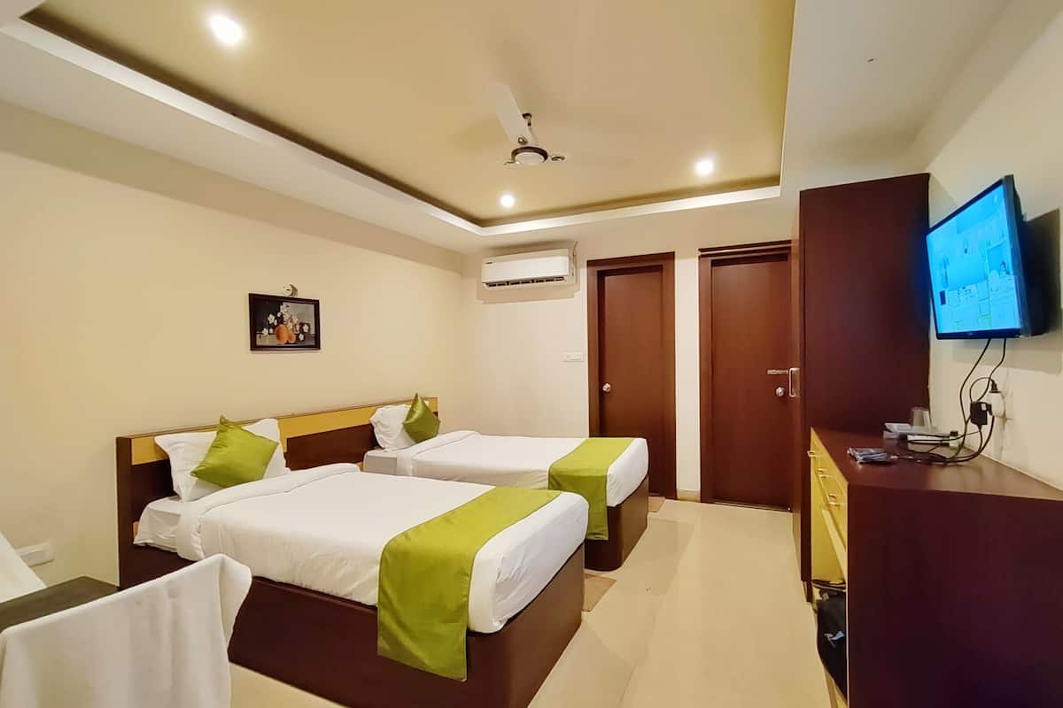 Deluxe Double or Twin Room, City View | 1 bedroom, desk, laptop workspace, soundproofing