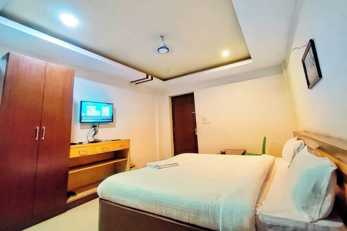 Deluxe Room, Smoking, Balcony | 1 bedroom, desk, laptop workspace, soundproofing