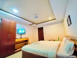 Chambre Deluxe, fumeurs, balcon | Bureau, espace de travail pour ordinateur portable