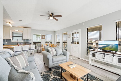 Pet Friendly Cottage located across the street from the beach! 