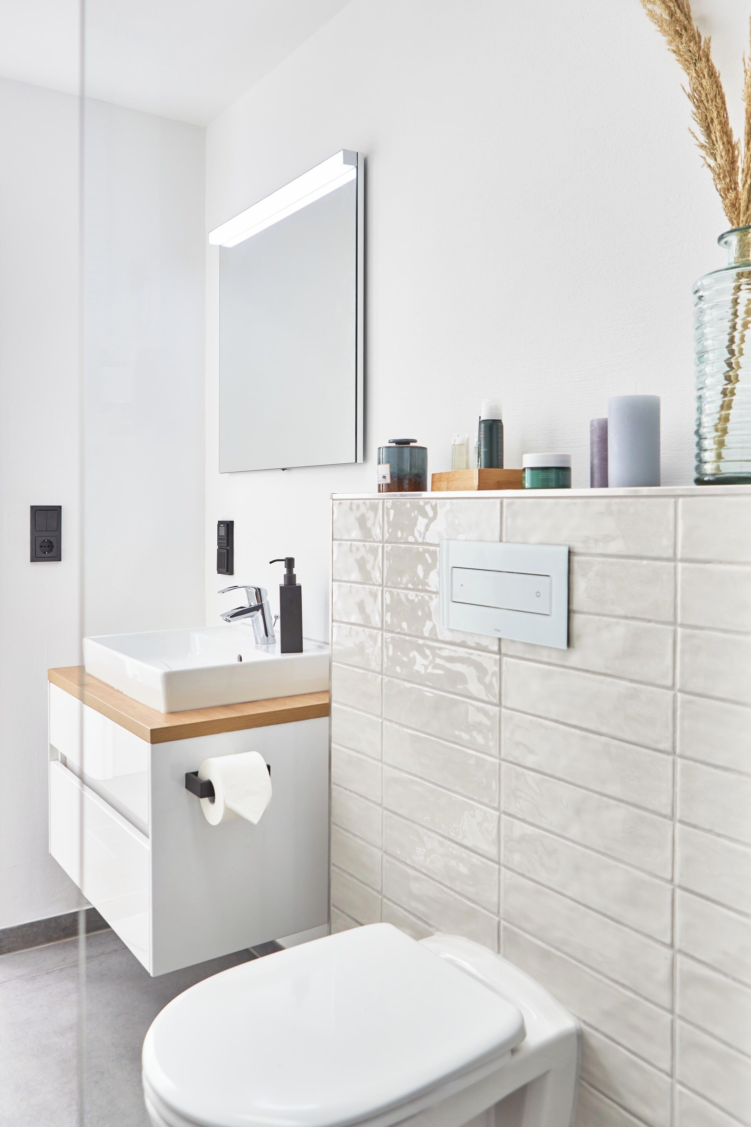 Regadera, secadora de cabello, toallas, jabón 