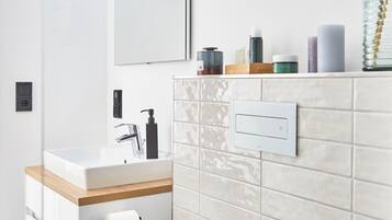 Regadera, secadora de cabello, toallas, jabón