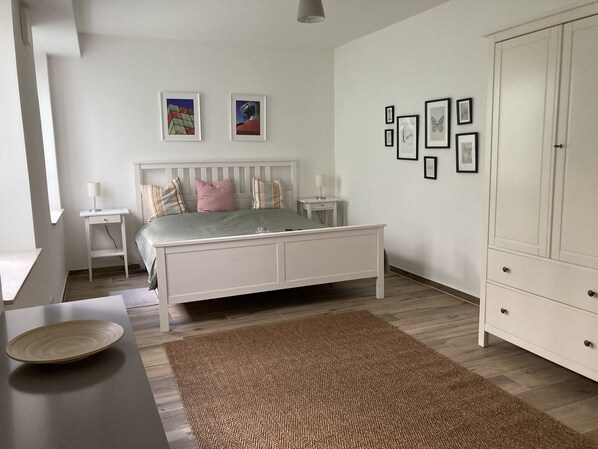 2 chambres, bureau, fer et planche à repasser, lit de bébé portatif