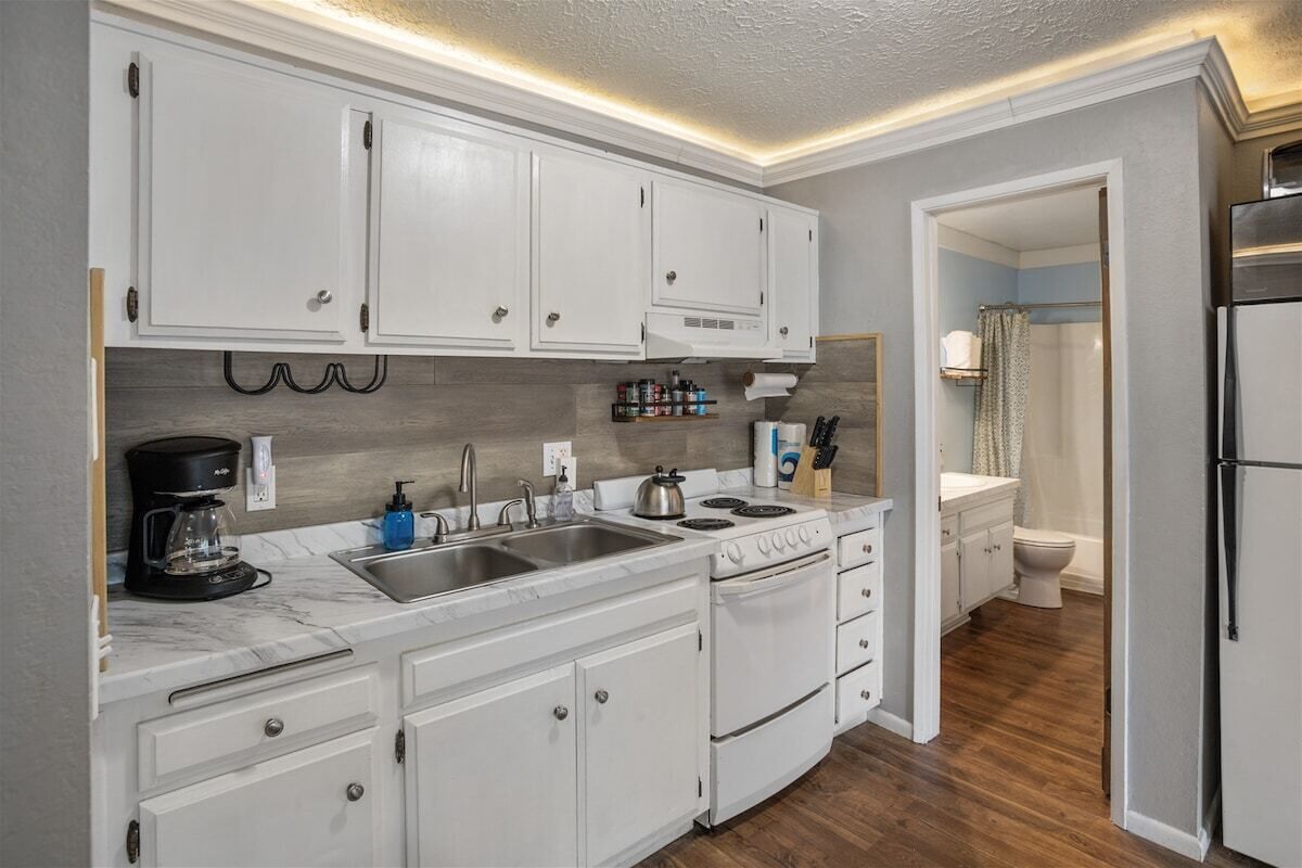 雪櫃、微波爐、焗爐、爐具